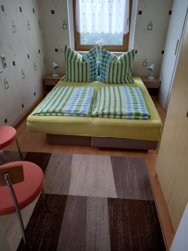 das kleine Schlafzimmer mit Doppelbett