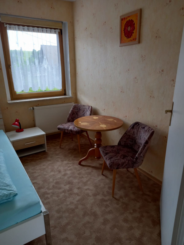 Beistelltisch mit Sessel im Schlafzimmer